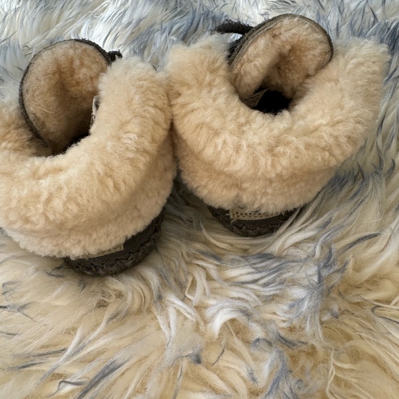 UGG Toddler Size 2/3 - Picture 2 of 8